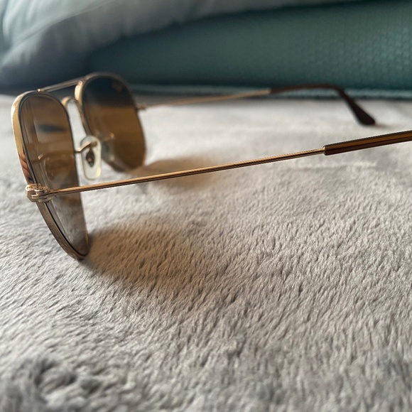 Ray-Ban Aviator Classic Sunglasses - Picture 2 of 10